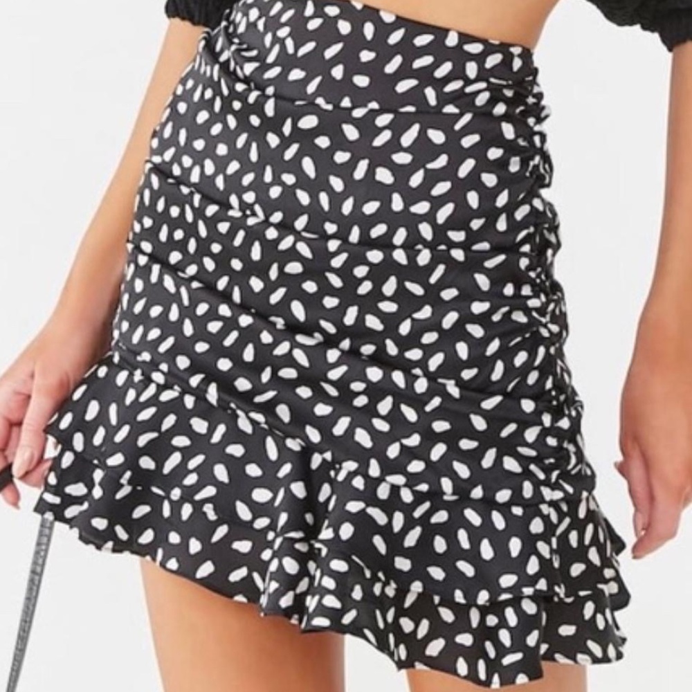3/$10  Black and White Patterned Ruffle Skirt